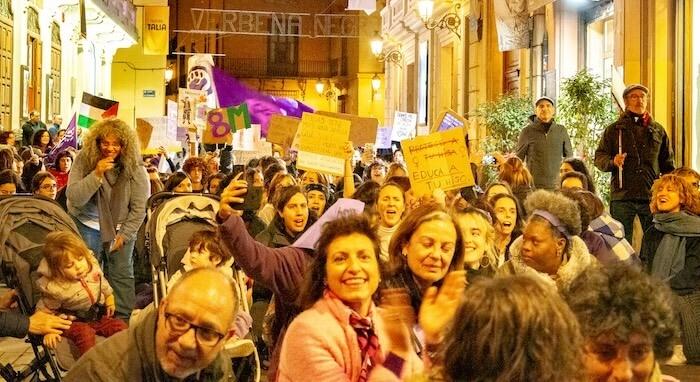 des femmes lors de la manifestation du 8 mars à valencia en espagne