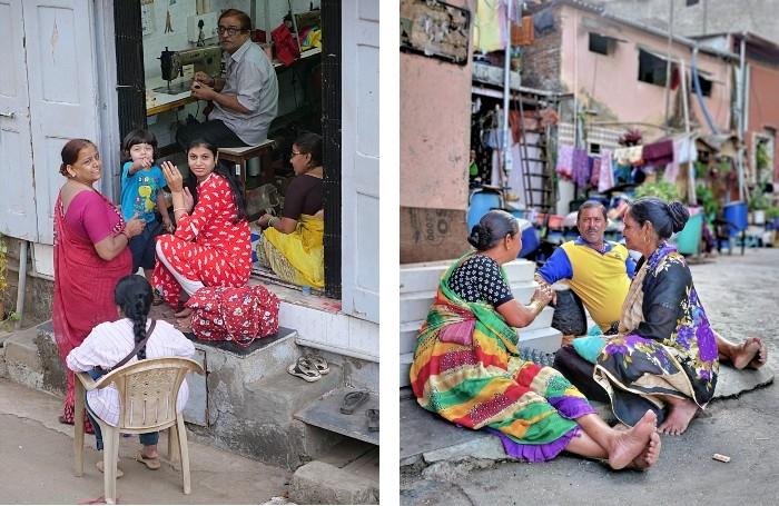 A Bombay, groupes de personnes discutant dans la rue