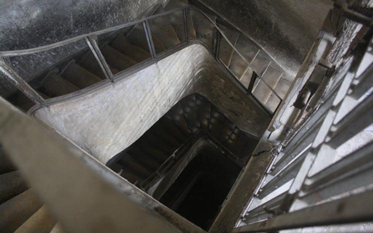 Une cage d'escalier dans un bâtiment scolaire abandonné de la rue 144 de Phnom Penh