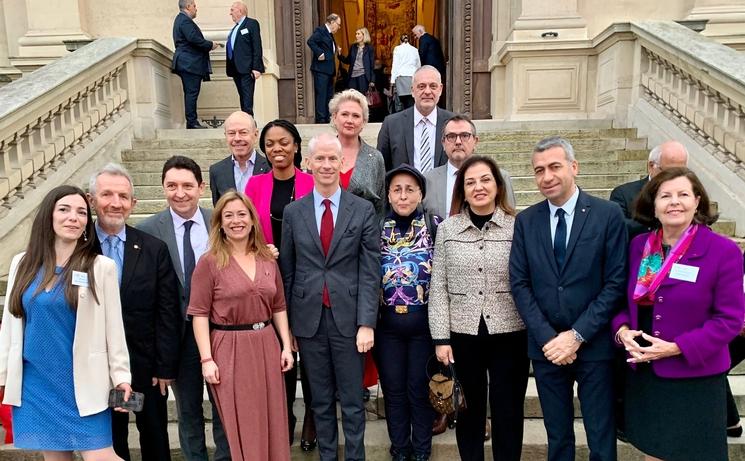 Le Groupe des indépendants de l'AFE et l'ancien ministre Franck Riester.