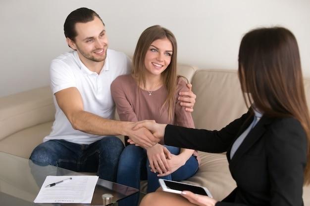 Un jeune couple signe un acte de vente