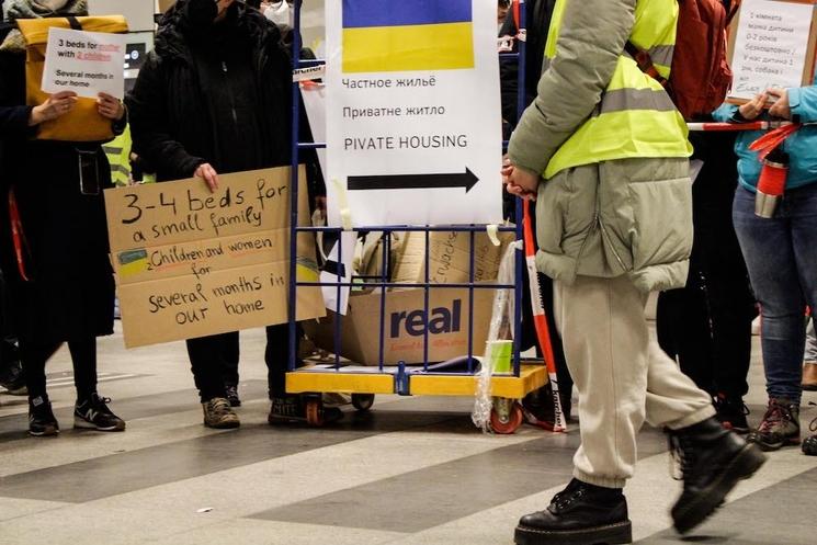 Pancartes proposant des hébergements pour les réfugiés ukrainiens à Berlin