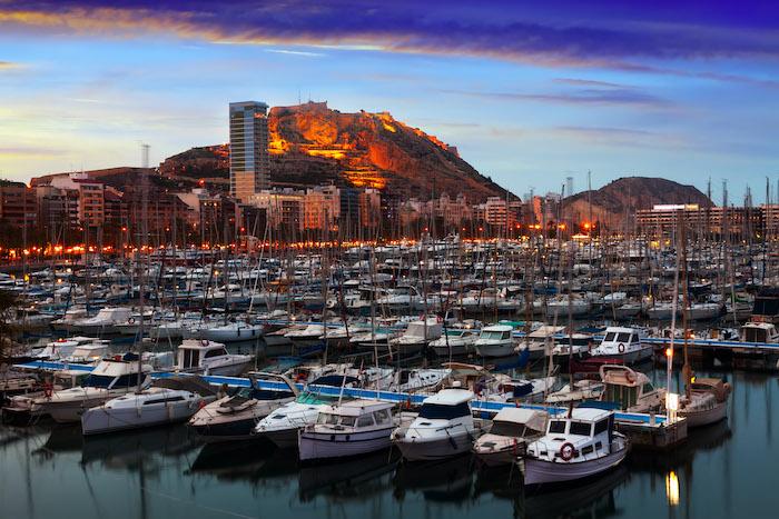 Un port d'une ville de Méditerranée