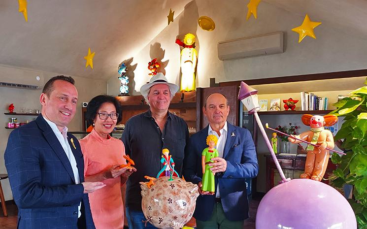 Olivier d'Agay remet une sculpture du Petit Prince a une acheteuse thailandaise