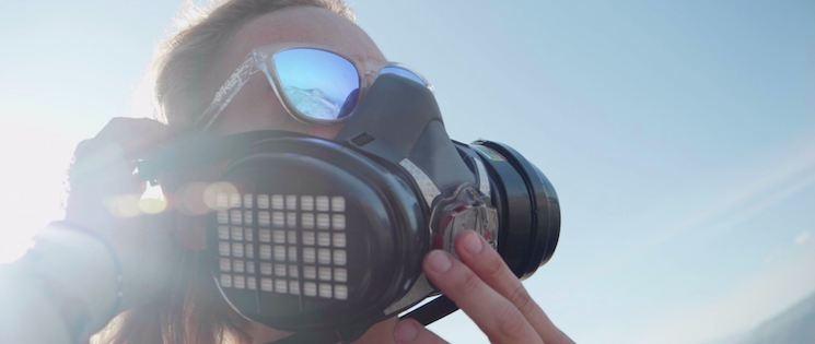 Anne Fornier sur un volcan avec un masque à gaz