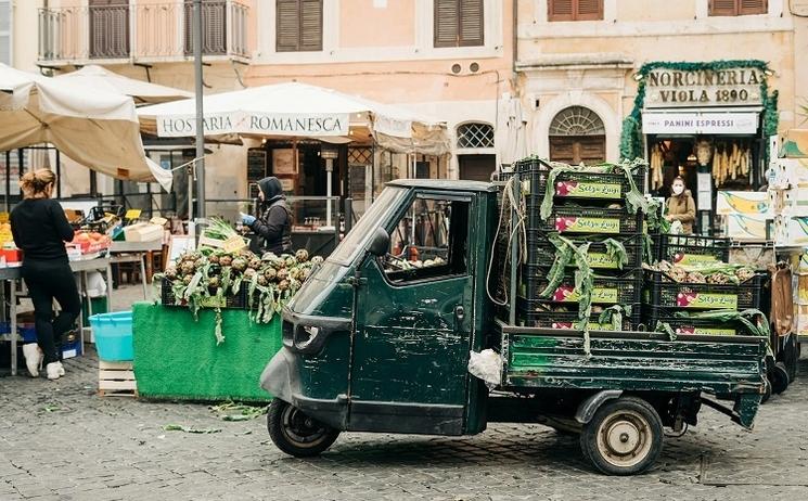 Ape car sur un marché à Rome