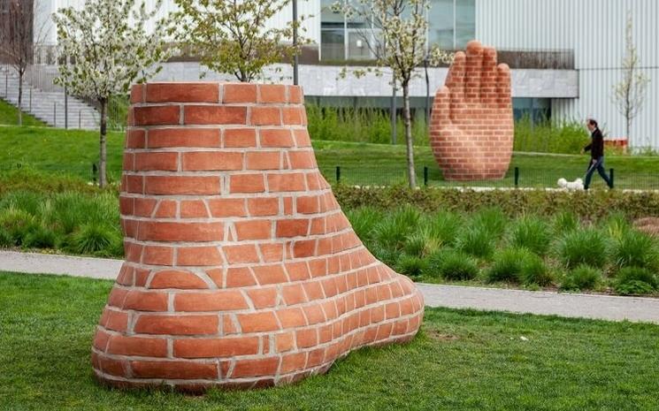 oeuvre d'art contemporain représentant une pied et une main