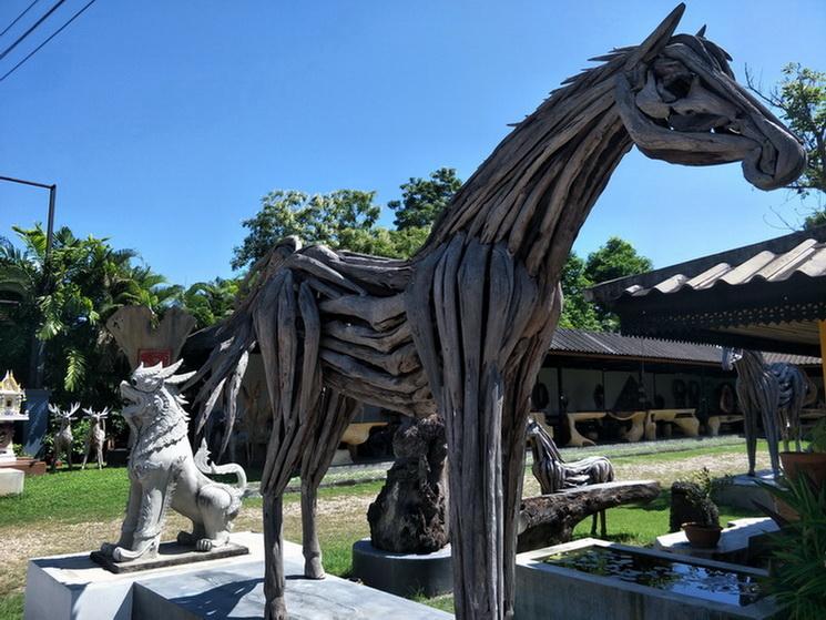 Statue en bois de cheval dans le quartier d'artisans de Baan Tawai a Chiang Mai