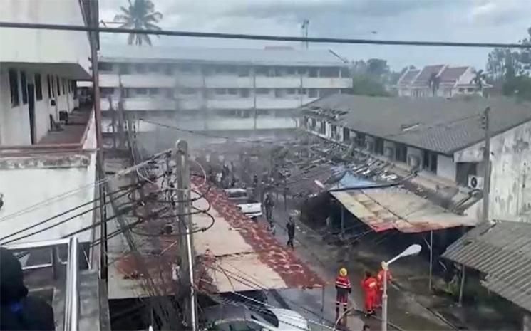 Vue du site de l'attentat a la bombe dans un poste de police de la province de Narathiwat en Thailande