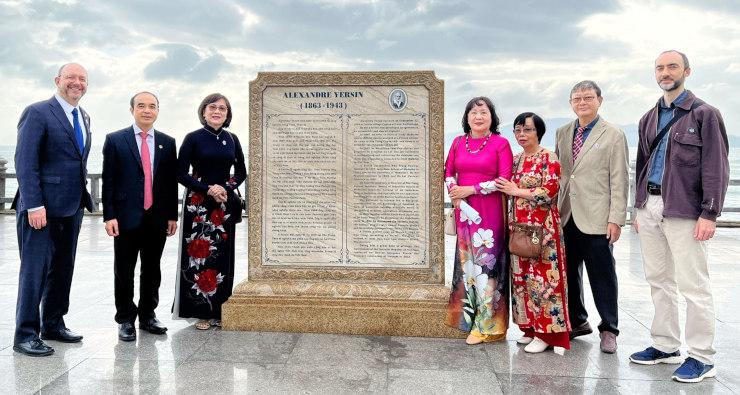 Au Parc Yersin de NT, devant la plaque commémorative