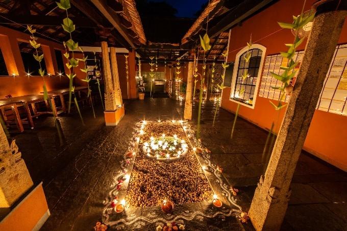 Un bâtiment illuminé à Auroville