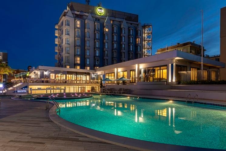 piscine d'hôtel éclairée de nuit