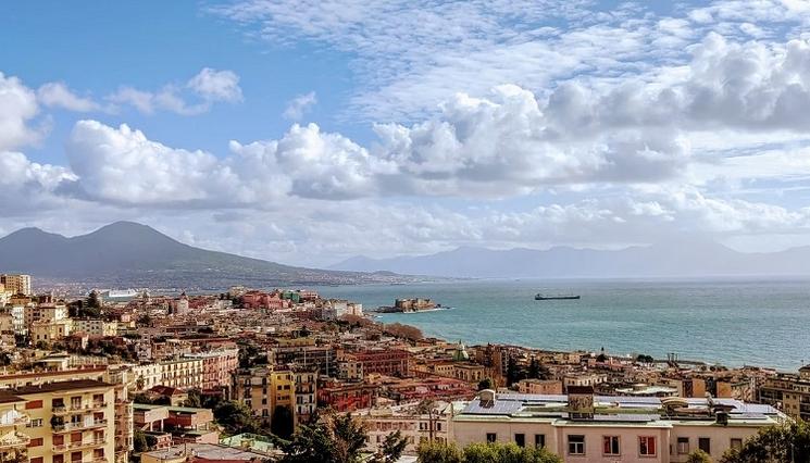 la ville de Naples et sa baie sur la mer