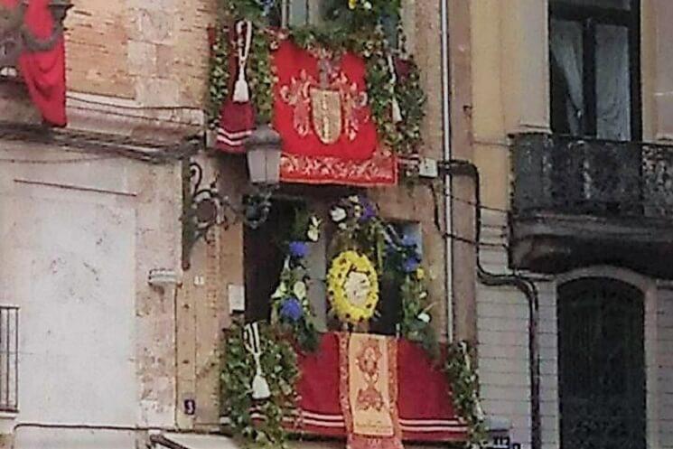 Les balcons décorés dans le quartier du Carmen à Valencia dans le cadre du Corpus Christi