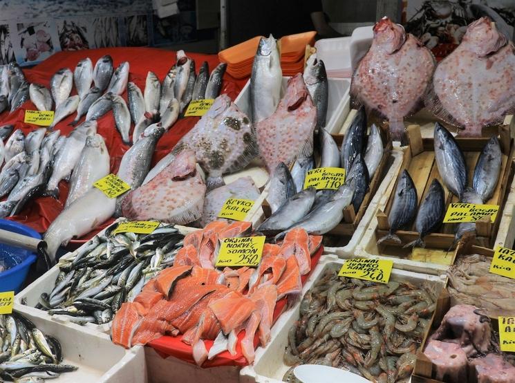 Banc de poissons au marché