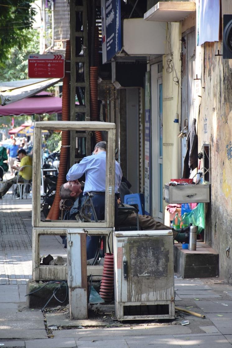 le barbier de rue à Hanoi 