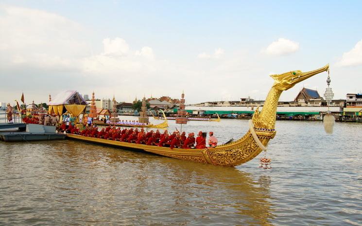 La principale barge royale thailandaise vue sur le fleuve Chao Phraya a Bangkok