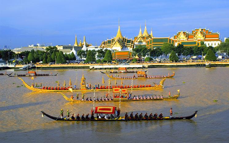 Vue de la procession des barges royales sur le fleuve Chao Phraya a Bangkok