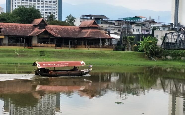 Un bateau touristique remonte la riviere Ping a Chiang Mai