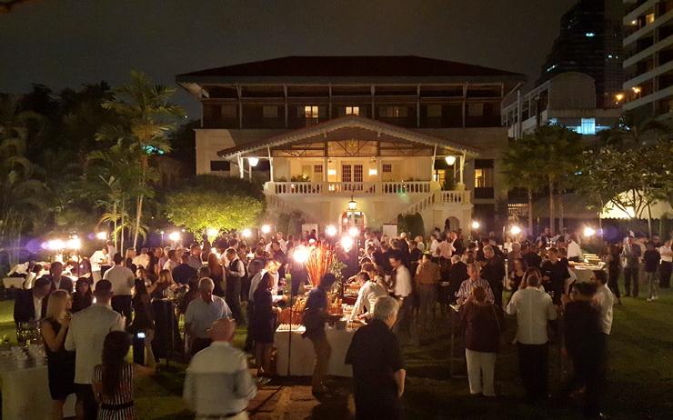 Vue des jardins de la Residence de France a Bangkok lors de la soiree Beaujolais