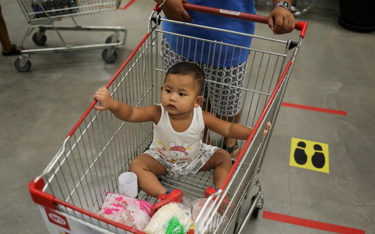 Un bebe dans un caddie en Thailande