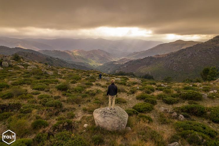 Benjamin Martinie sur un rocher en Lozère