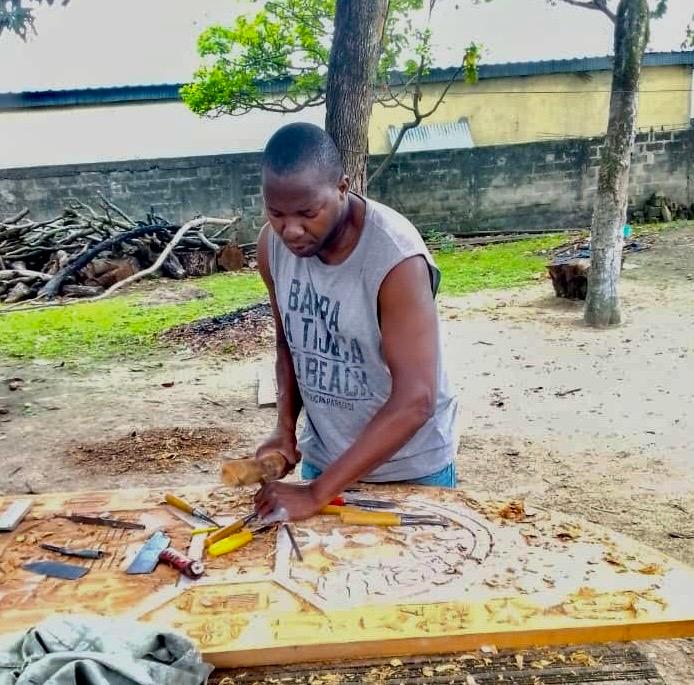 Brice Massengo au travail dans son atelier