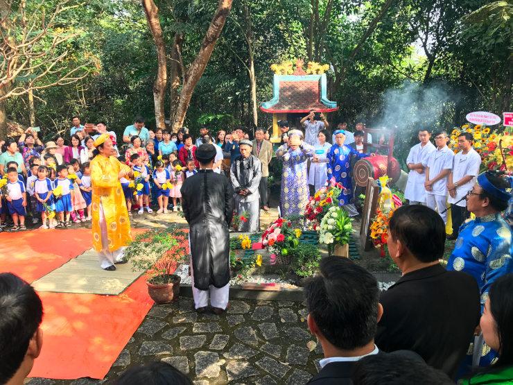 Cérémonie sur la tombe de Suoi Dau 