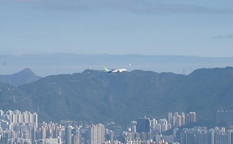 C919 volant au-dessus de Victoria Harbour. Décembre 2023 @wikicommons