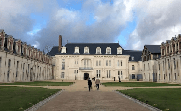 L'entrée du château de Villers-Cotterêts par la cour des Offices, nouveau temple de la Cité internationale de la langue française