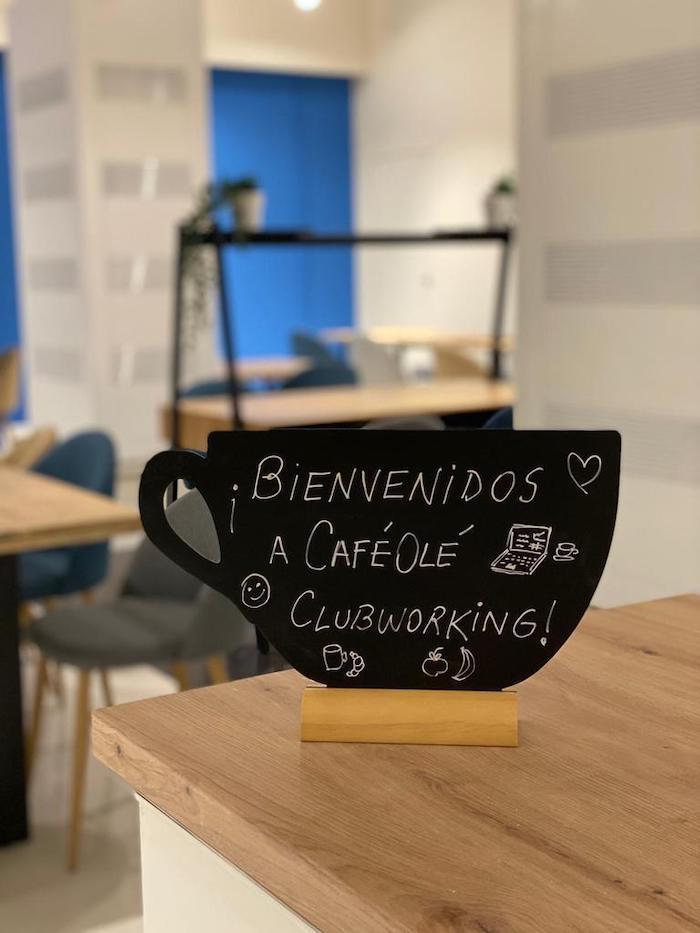 la pancarte en forme de café où est marqué bienvenu