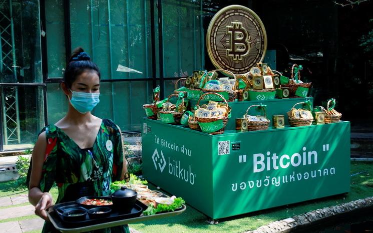 Une employee du cafe crypto HIP a Nakhon Ratchasima tient un plateau