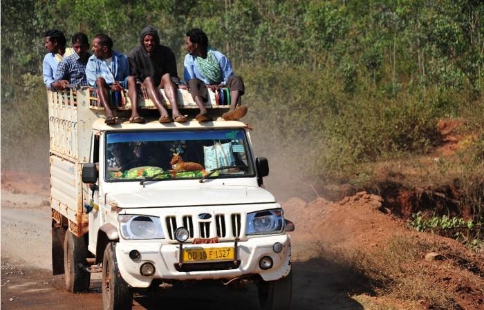 Camion avec des personnes sur le toit sur une route en Inde