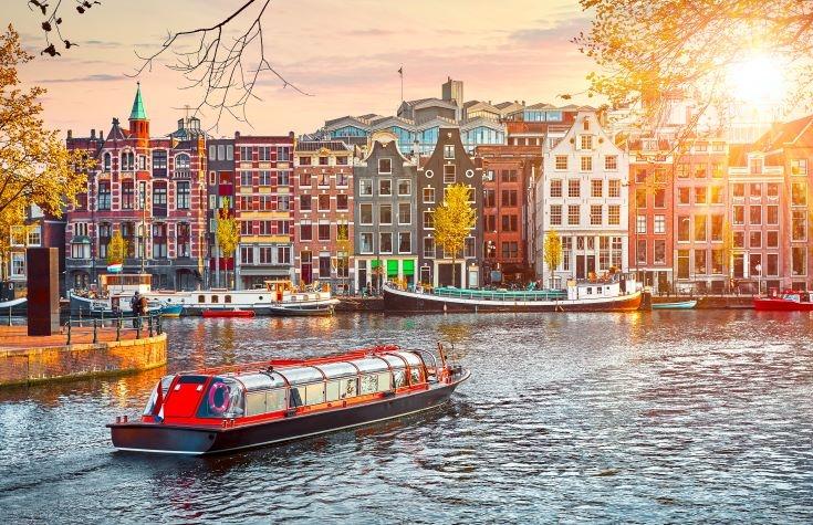 Canal à Amsterdam Pays-Bas abrite un monument historique sur la rivière Amstel