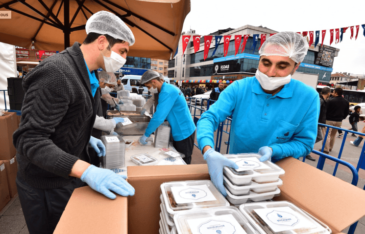 Des repas préparés et distribués par la mairie d'Istanbul pour le ramadan