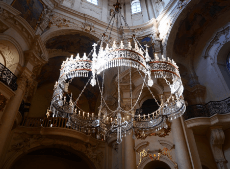 Lustre à l'intérieur église 