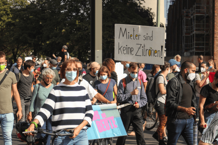 Manifestants avec panneau