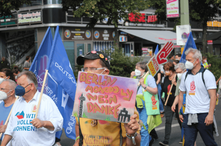 Manifestants avec panneau