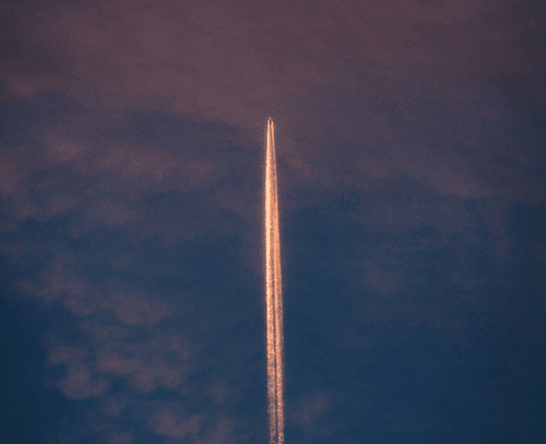 un vol de nuit dans le ciel près de la France 