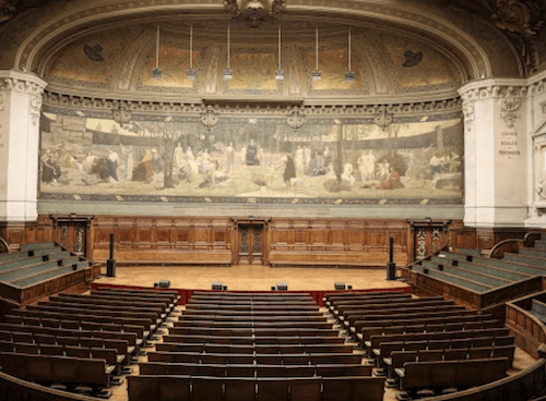 Le grand amphithéâtre de la Sorbonne à Paris 