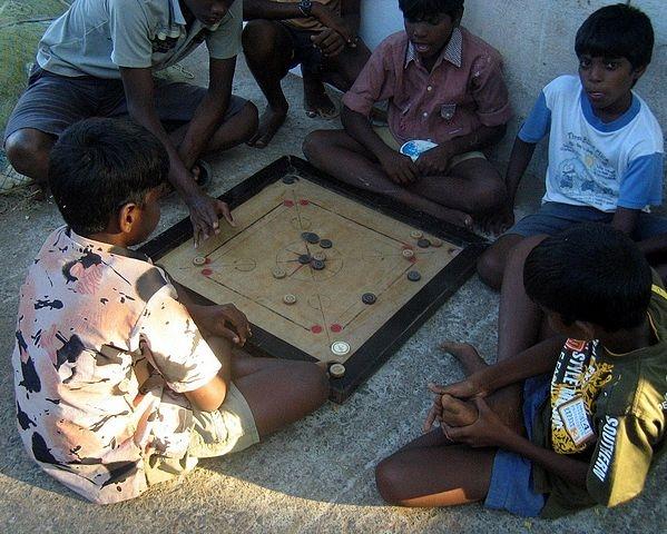 Jeu de carrom traditionnel indien