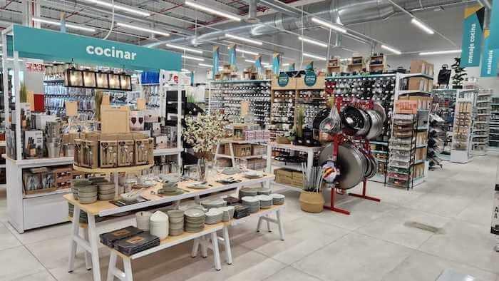 les rayons du magasin Centrakor à Alfafar avec de nombreux produits pour la cuisine