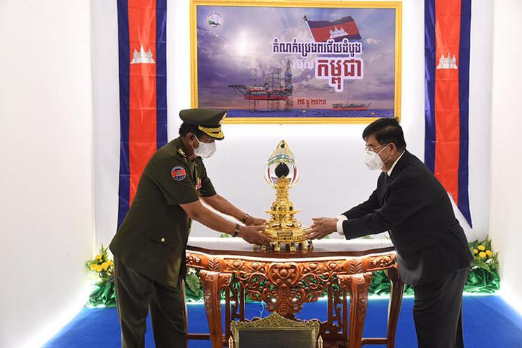 Ceremonie portant la première goutte de pétrole cambodgien au mémorial Gagnant Gagnant 2.jpg