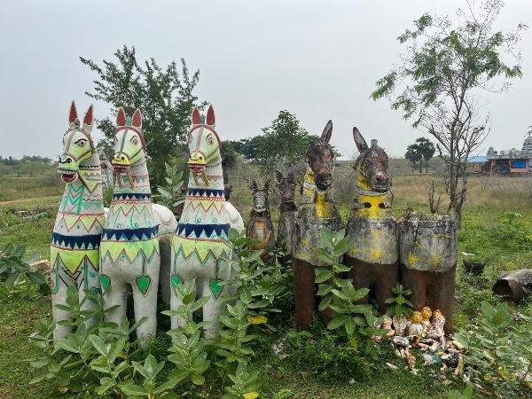 Les chevaux d'un temple de Aayanar dans le Chettinad