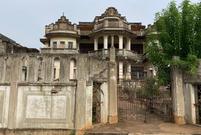 La façade d'un maison palais dans le Chettinad