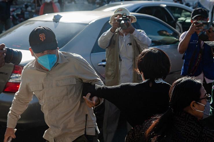 Chhim Sithar, leader du syndicat NagaWorld, traîné par la police de la rue vers une voiture (photo de Gerald Flynn)