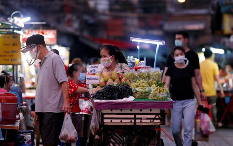 Etal de fruits dans le quartier Yaowarat de Bangkok durant la crise du Covid-19