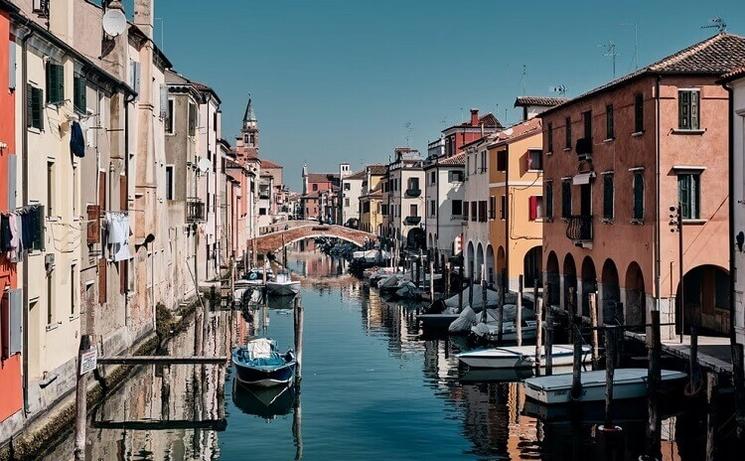 un canal et des maison colorées