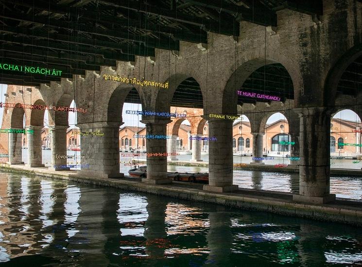 néons lumineux au-dessus de l'eau à Venise