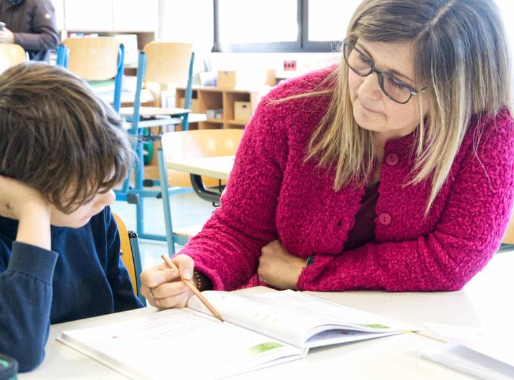 Un élève faisant ses devoirs avec une personne de l'équipe pédagogique du lycée Jean Renoir de Munich